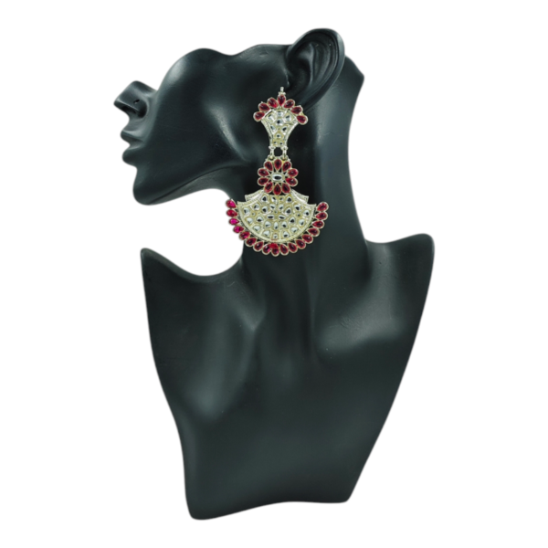 Stunning Mirror Kundan and Crystal Earrings: A Timeless Accessory - Image 4