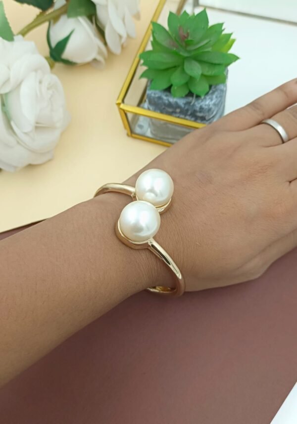 Elegant Anti-Tarnish Western Bracelet with Pearl Embellishments - Image 4